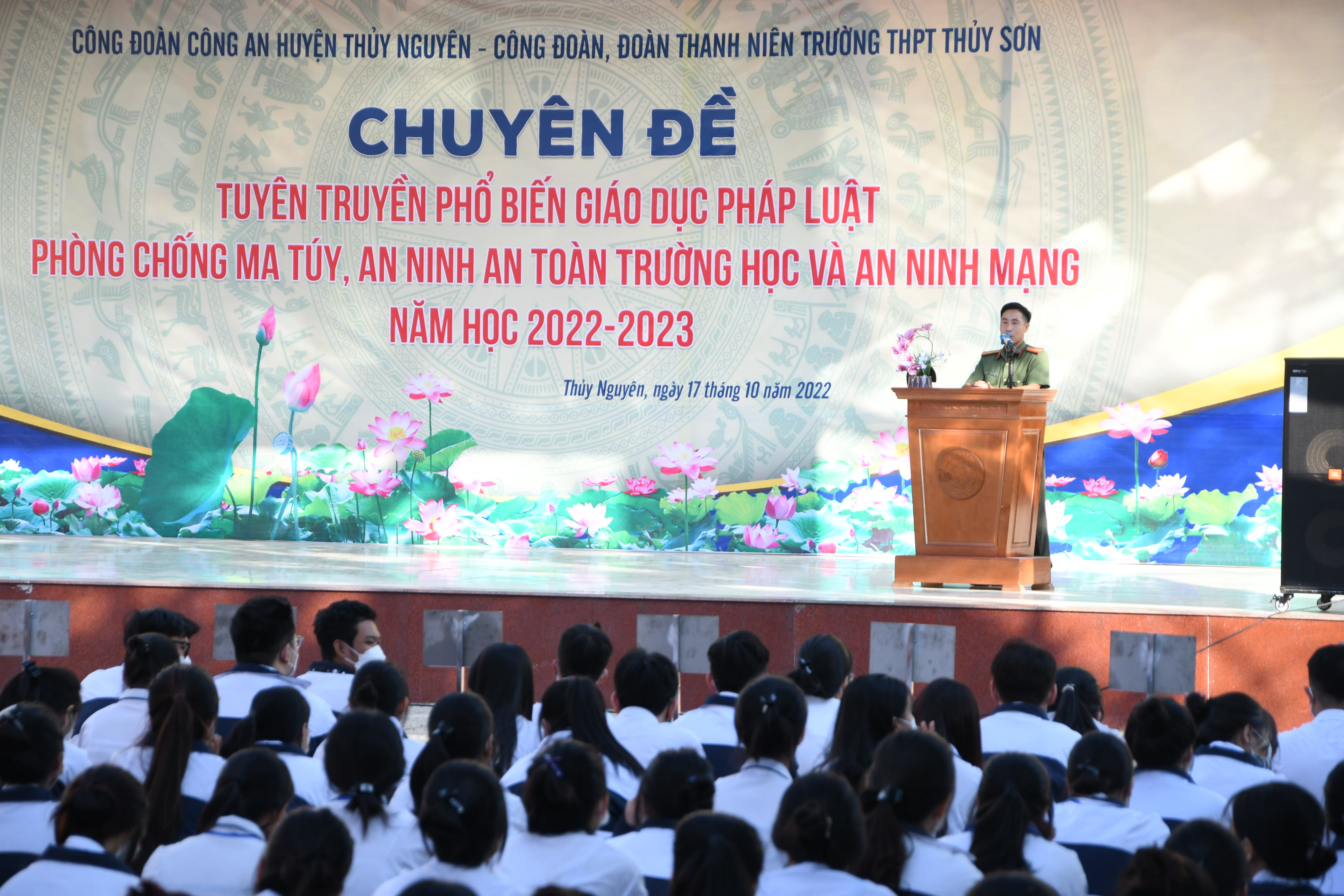 Công đoàn Công an huyện Thủy Nguyên: Tuyên truyền về an ninh trật tự và tặng 150 móc khóa an ninh